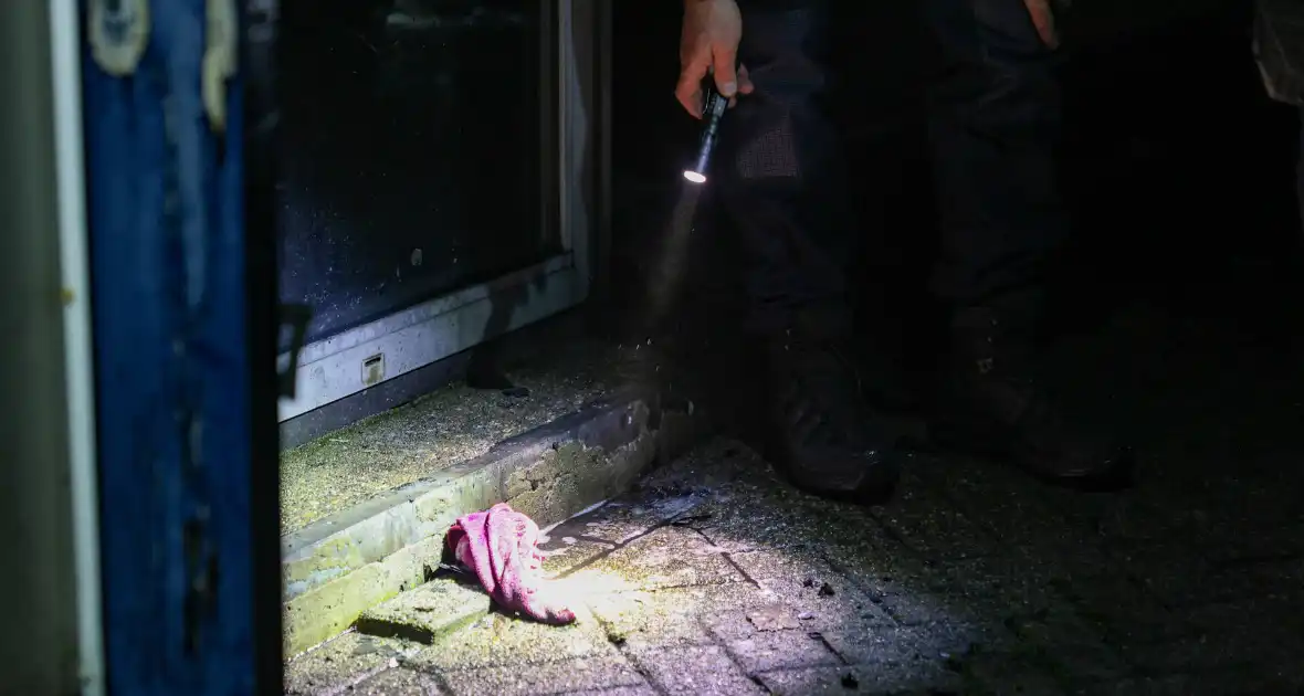 Bestelbusje in brand bij autobedrijf - Foto 6