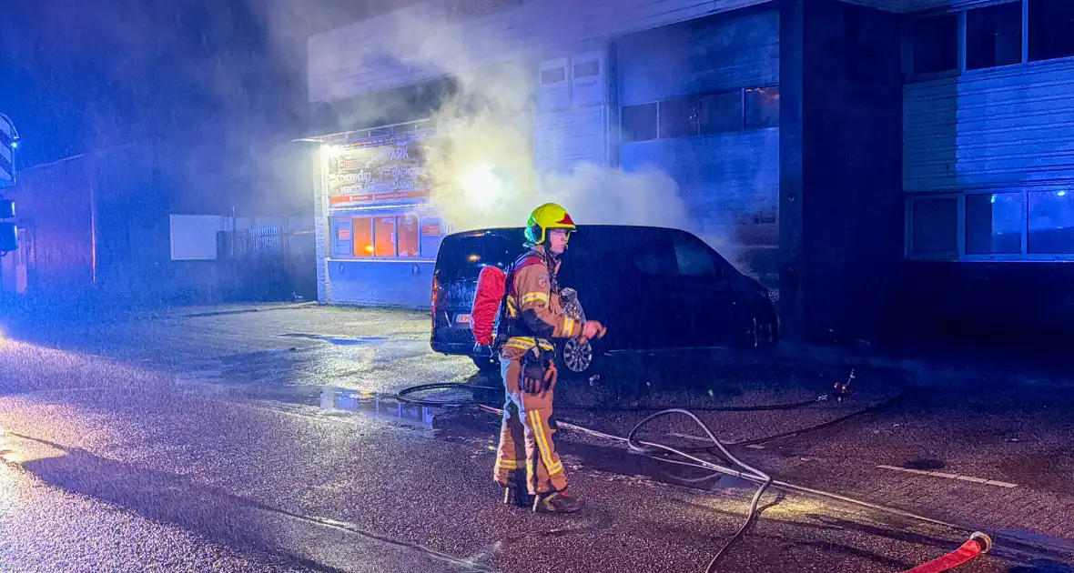 Bestelbusje in brand bij autobedrijf - Foto 7