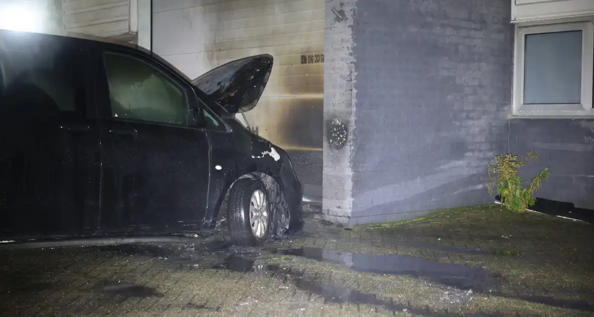 Bestelbusje in brand bij autobedrijf - Foto 8