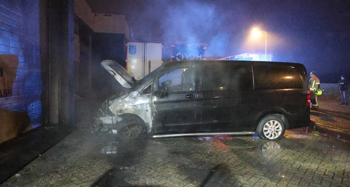 Bestelbusje in brand bij autobedrijf - Foto 9