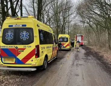Omstanders helpen vrouw uit koud water