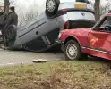 Auto eindigt op de kop na aanrijding