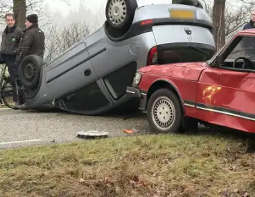 Auto eindigt op de kop na aanrijding