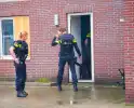 Agenten breken deur open tijdens inval