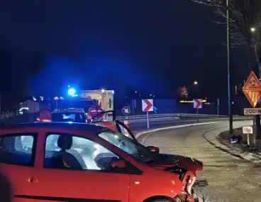 Auto belandt in sloot na botsing met andere auto
