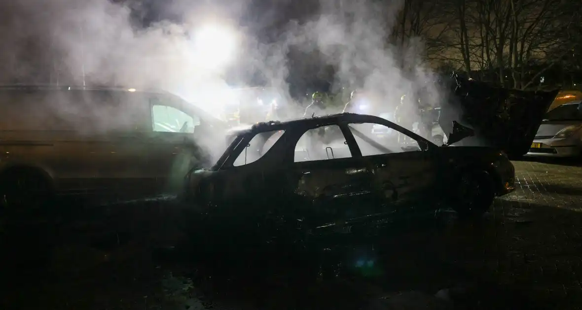Auto in vlammen opgegaan met vermoedelijke brandstichting