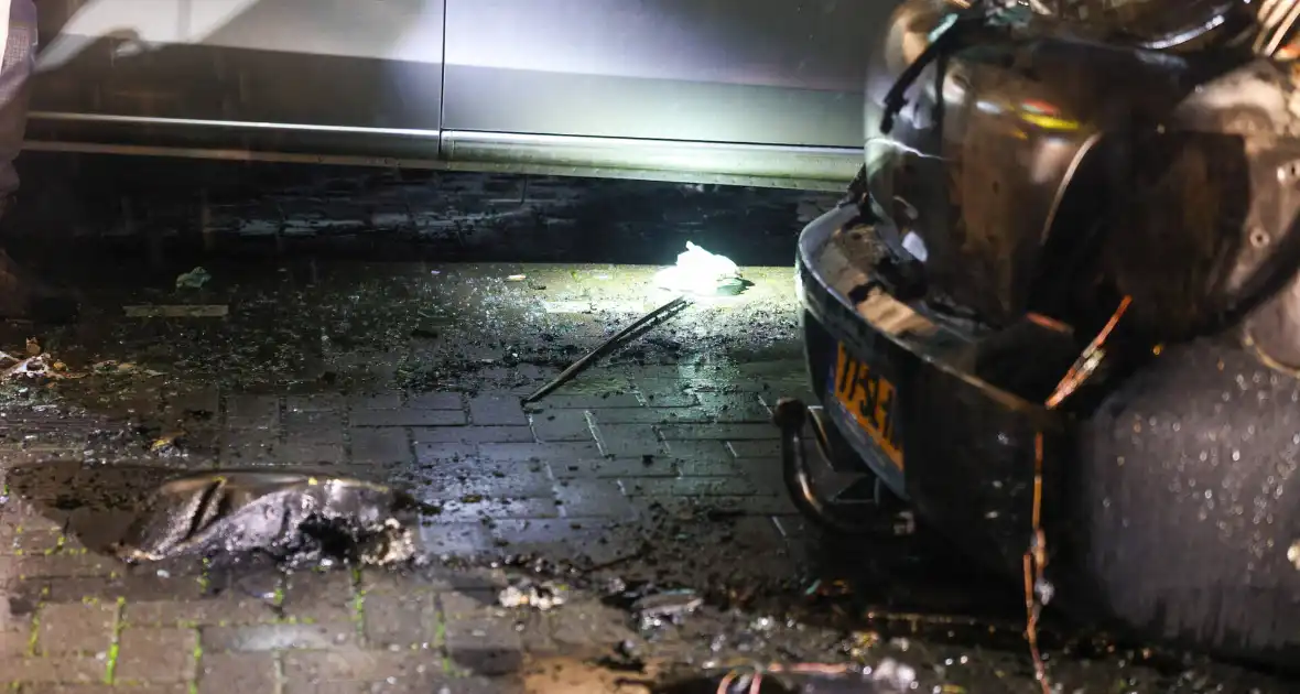Auto in vlammen opgegaan met vermoedelijke brandstichting - Foto 13
