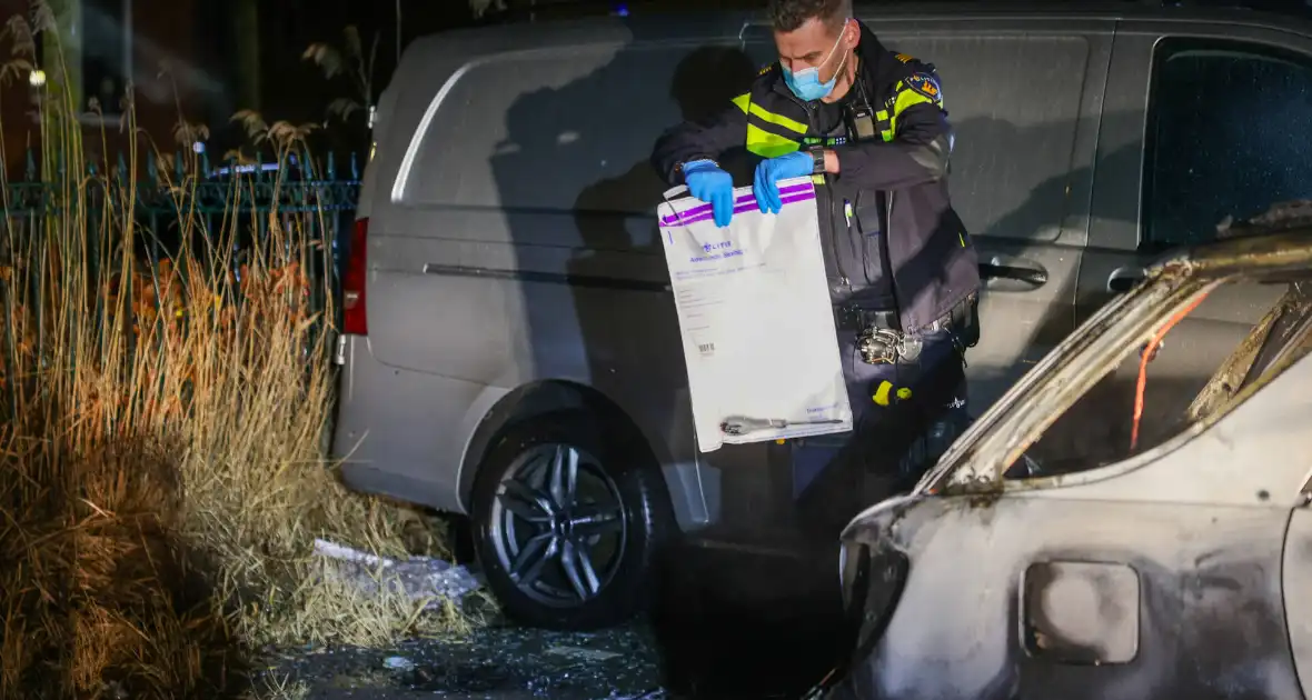 Auto in vlammen opgegaan met vermoedelijke brandstichting - Foto 14