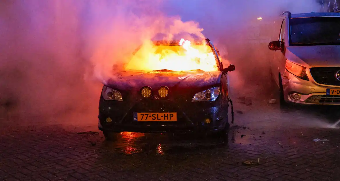 Auto in vlammen opgegaan met vermoedelijke brandstichting - Foto 2