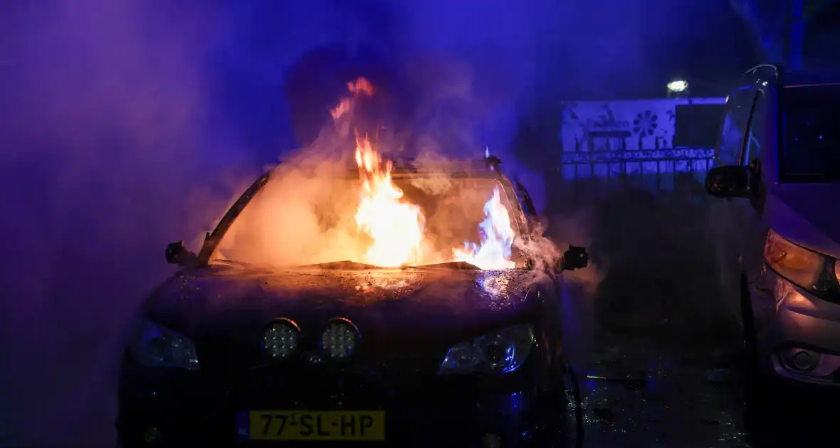 Auto in vlammen opgegaan met vermoedelijke brandstichting - Foto 3