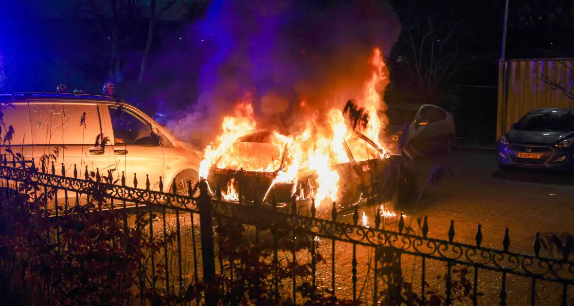 Auto in vlammen opgegaan met vermoedelijke brandstichting - Foto 6