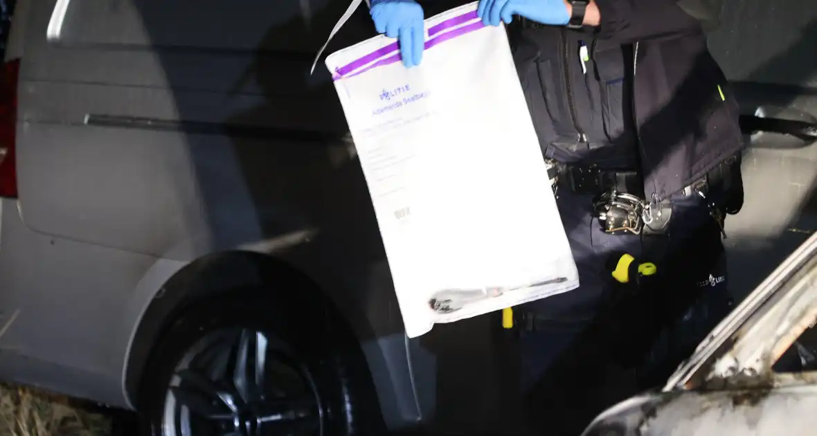 Auto in vlammen opgegaan met vermoedelijke brandstichting - Foto 8