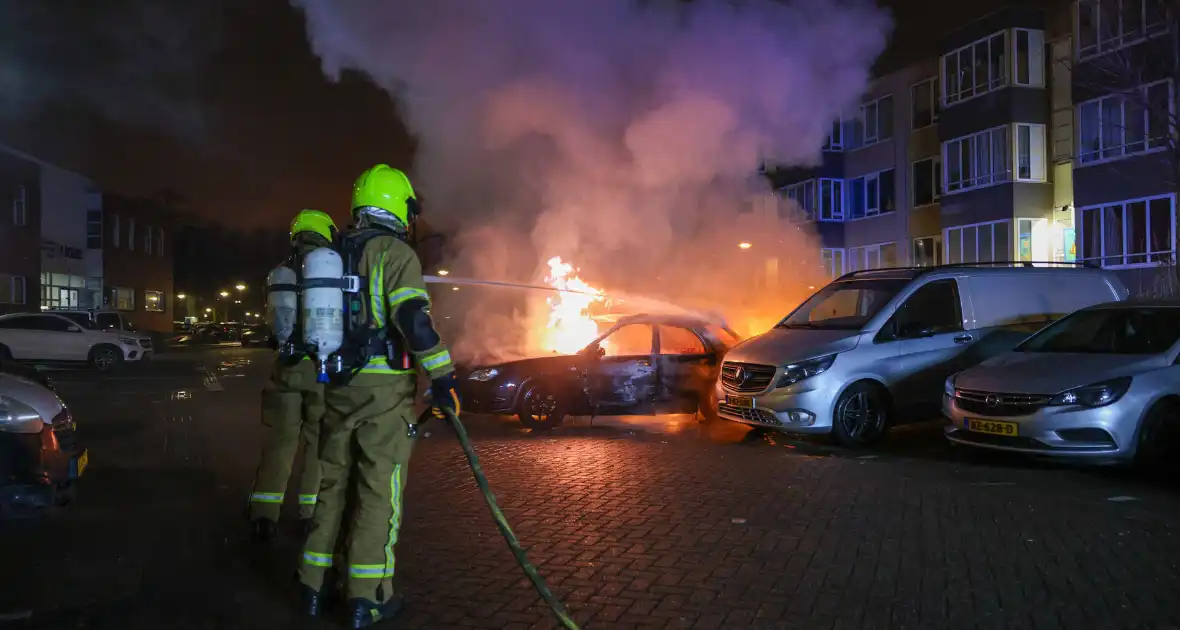 Auto in vlammen opgegaan met vermoedelijke brandstichting - Foto 9