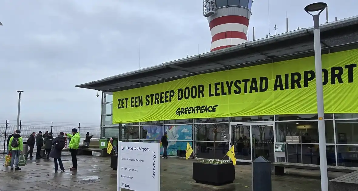 Greenpeace blokkeert hoofdgebouw van luchthaven