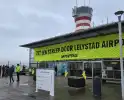 Greenpeace blokkeert hoofdgebouw van luchthaven