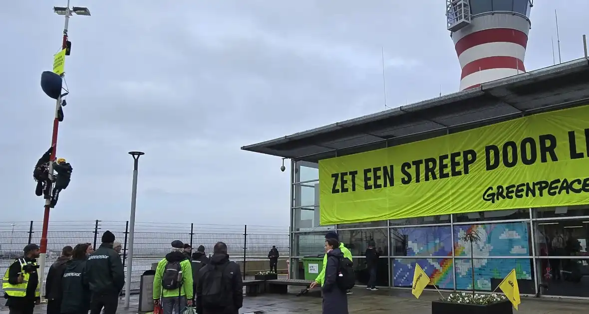 Greenpeace blokkeert hoofdgebouw van luchthaven - Foto 1