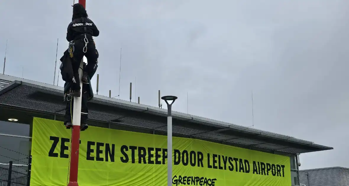 Greenpeace blokkeert hoofdgebouw van luchthaven - Foto 2