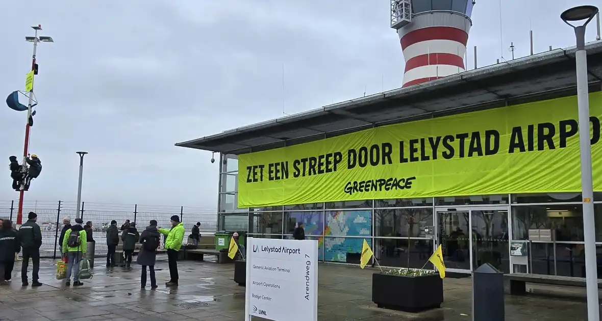 Greenpeace blokkeert hoofdgebouw van luchthaven - Foto 3