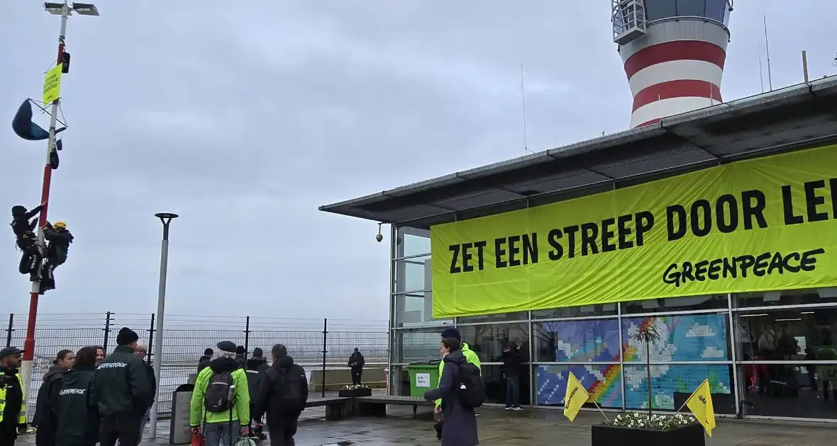 Greenpeace blokkeert hoofdgebouw van luchthaven - Foto 4