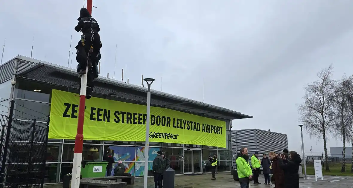 Greenpeace blokkeert hoofdgebouw van luchthaven - Foto 5