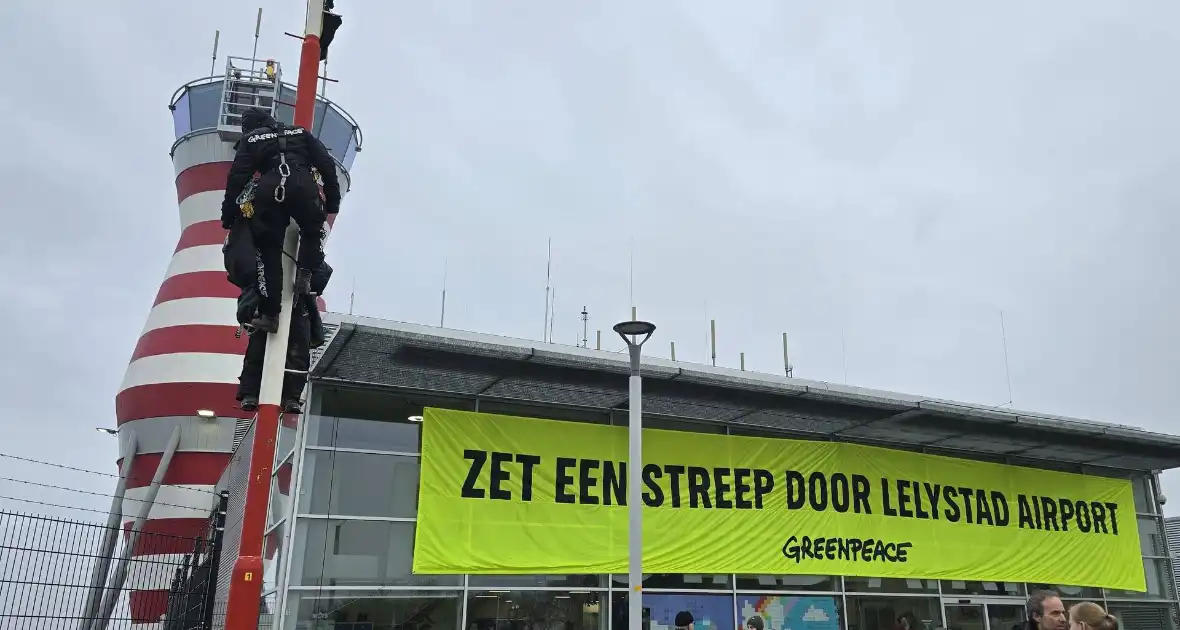 Greenpeace blokkeert hoofdgebouw van luchthaven - Foto 6