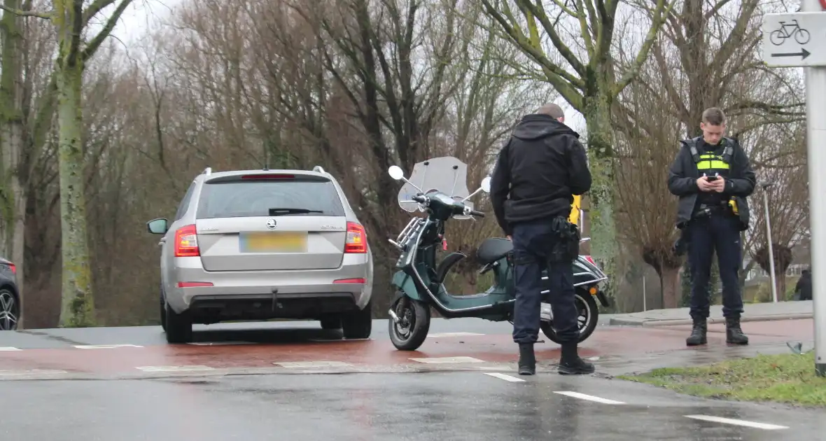 Automobiliste ziet scooterrijder over het hoofd