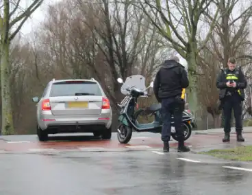 Automobiliste ziet scooterrijder over het hoofd