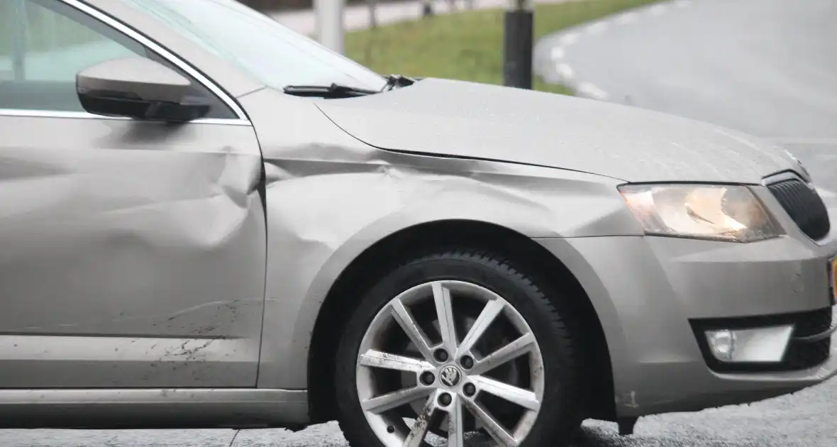 Automobiliste ziet scooterrijder over het hoofd - Foto 1