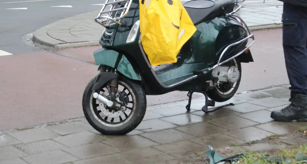 Automobiliste ziet scooterrijder over het hoofd - Foto 7