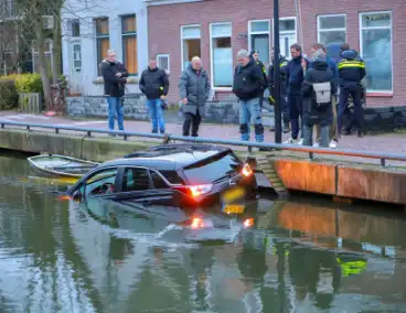 Auto raakt te water tijdens parkeren