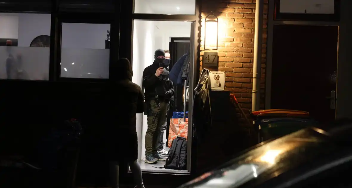 Team Parate Eenheid houdt persoon aan in woning - Foto 10