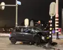 Auto botst tegen verkeerspaal na ongeval
