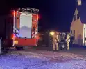 Brandweer haalt brandend hout uit schoorsteen