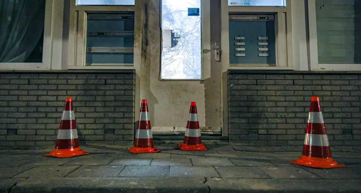 Explosie bij portiekwoning veroorzaakt aanzienlijke schade - Foto 11