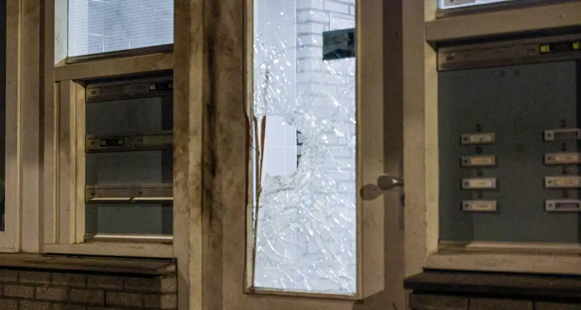 Explosie bij portiekwoning veroorzaakt aanzienlijke schade - Foto 4