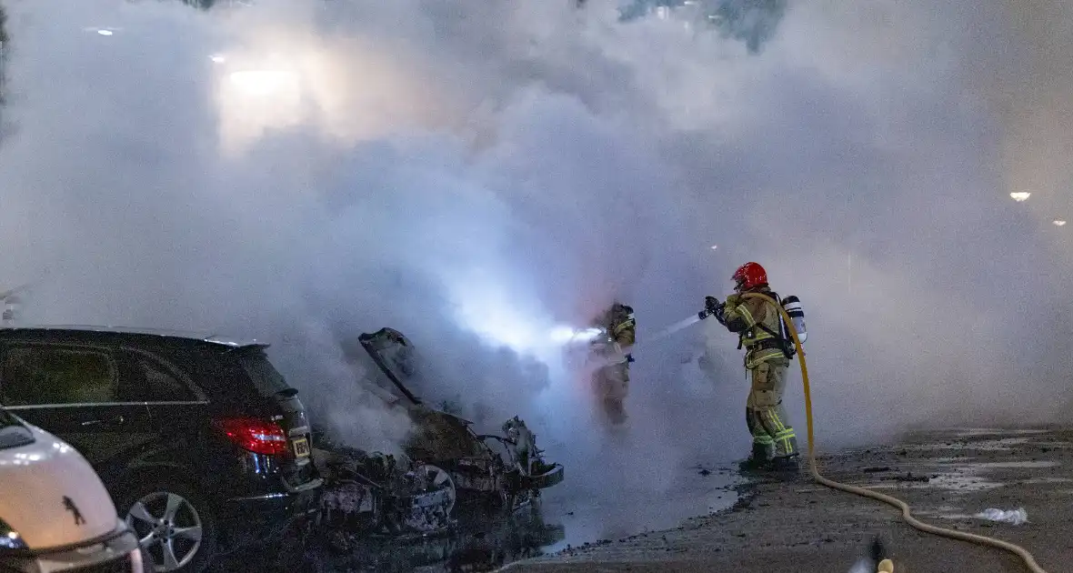 Brand verwoest meerdere auto's op parkeerplaats