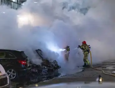 Brand verwoest meerdere auto's op parkeerplaats