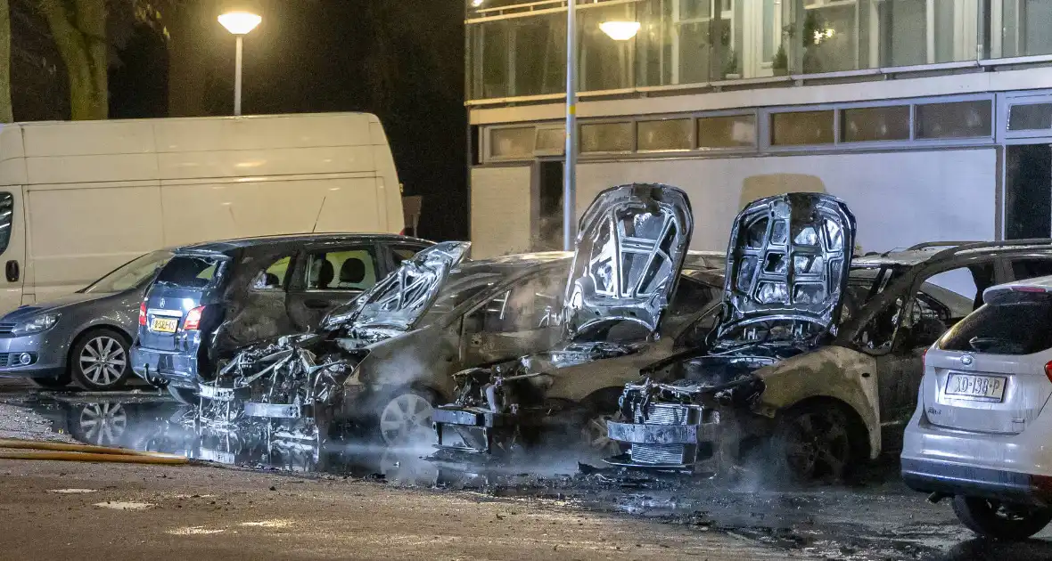 Brand verwoest meerdere auto's op parkeerplaats - Foto 1