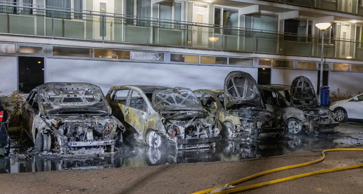 Brand verwoest meerdere auto's op parkeerplaats - Foto 2
