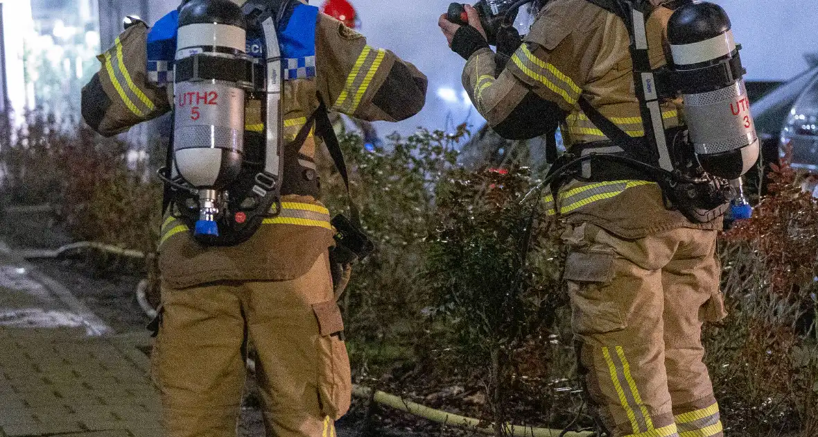 Brand verwoest meerdere auto's op parkeerplaats - Foto 3