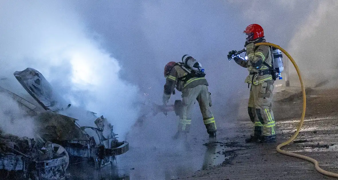 Brand verwoest meerdere auto's op parkeerplaats - Foto 4