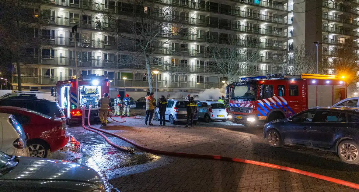 Brand verwoest meerdere auto's op parkeerplaats - Foto 5