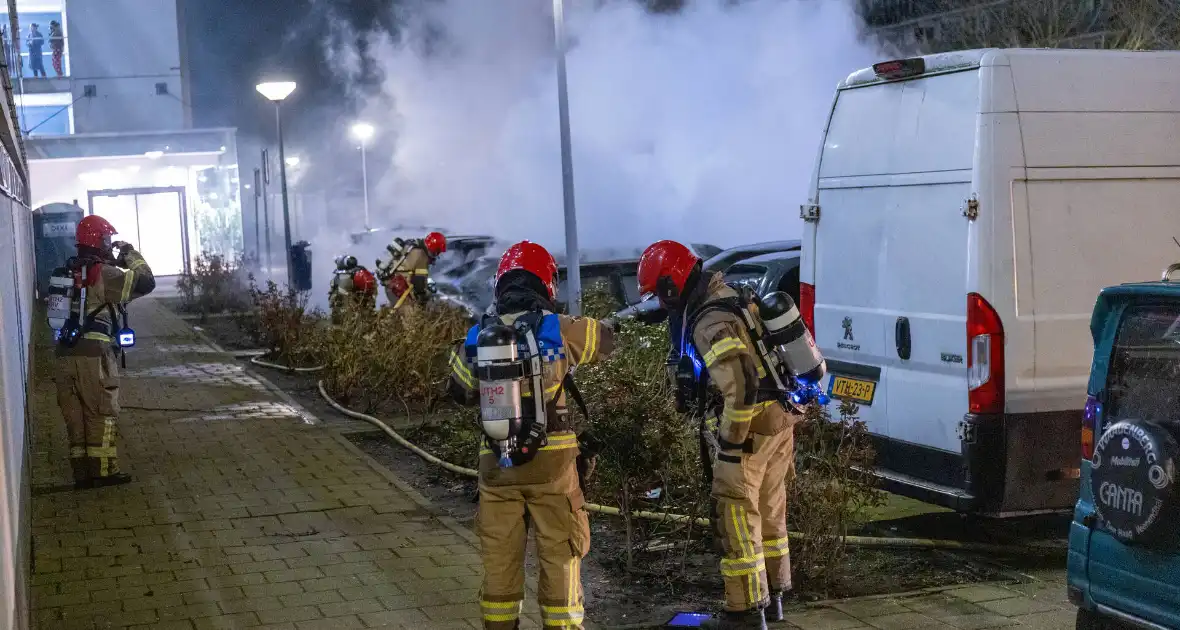 Brand verwoest meerdere auto's op parkeerplaats - Foto 6