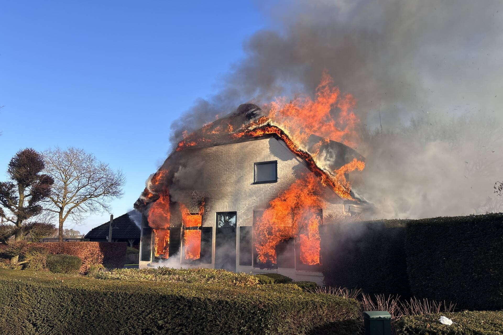 Enorme vuurzee in woning met rietendak