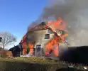 Enorme vuurzee in woning met rietendak