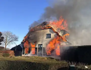 Enorme vuurzee in woning met rietendak