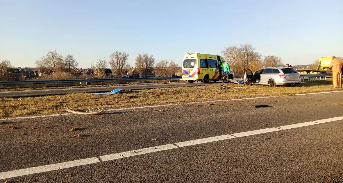 Automobilist verliest macht over het stuur en ramt een verkeersbord
