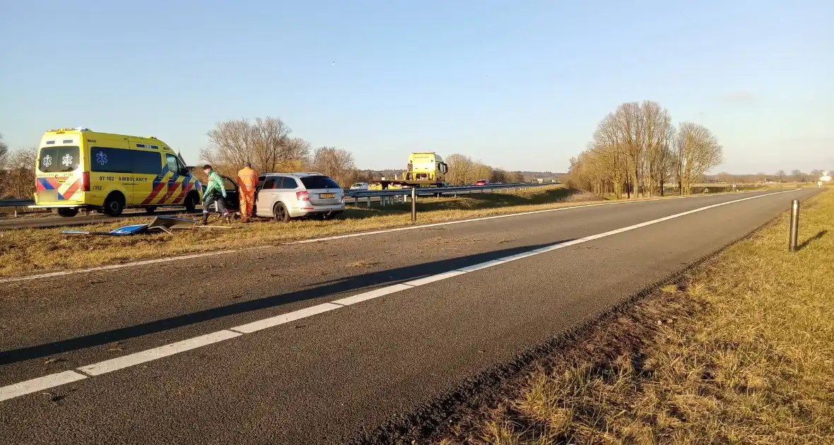Automobilist verliest macht over het stuur en ramt een verkeersbord - Foto 1