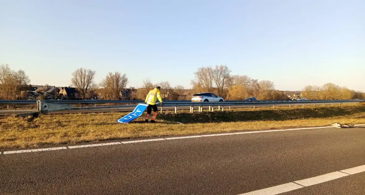 Automobilist verliest macht over het stuur en ramt een verkeersbord - Foto 5