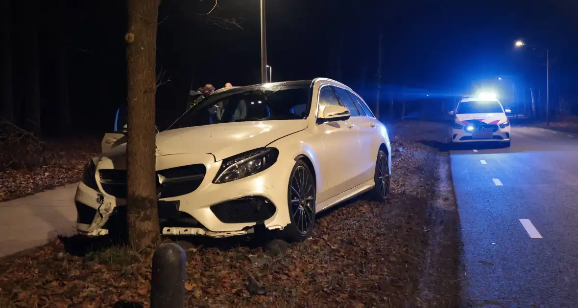 Auto botst tegen boom na uitwijkmaneuvre - Foto 1